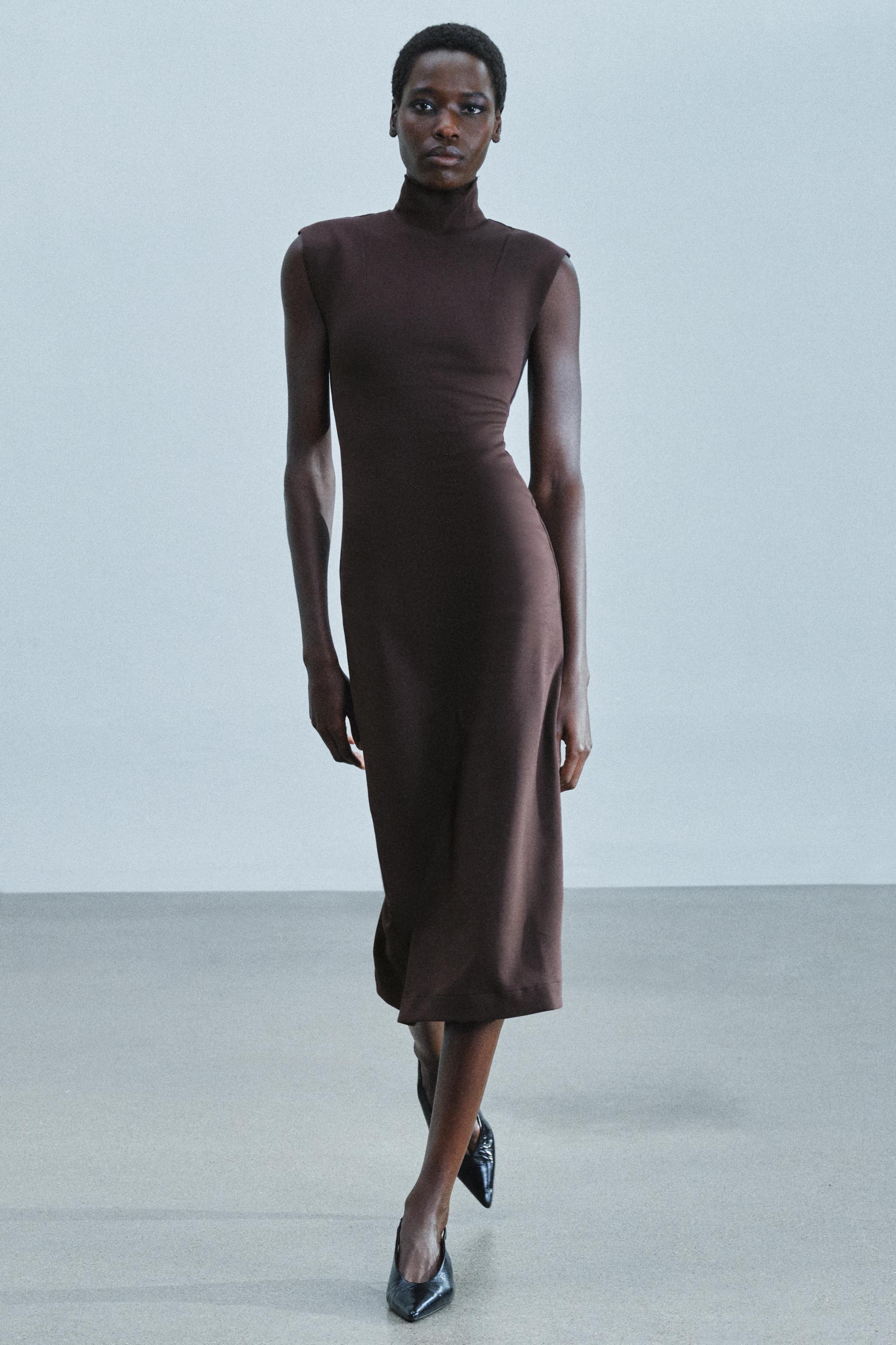 ROBE MI-LONGUE À COL MONTANT